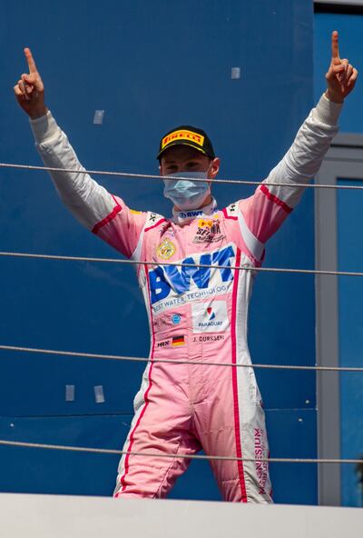 Joshua Duerksen al podio luego de una de sus buenas presentaciones en el Campeonato Italiano, donde logró su primera victoria.