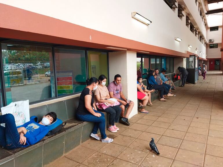 Entre 100 a 300 pacientes son atendidos a diario en los diversos hospitales públicos de Asunción y Central.