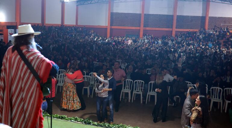 El juglar Francisco Russo fue el plato fuerte del Festival Nacional del Agua Pura que se realizó en la noche del sábado.