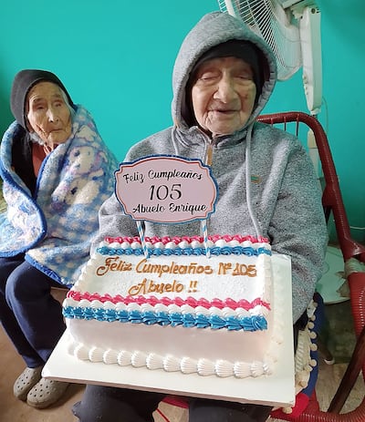 El héroe Enrique Caballero   con una  torta por sus 105 años.