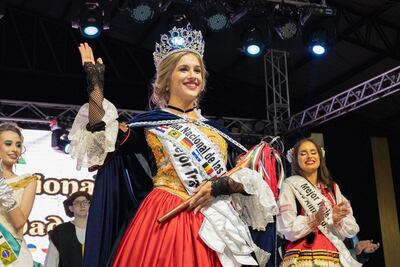 Sol Sitzmann, fue electa de entre 10 bellas representantes de las comunidades de inmigrantes en Itapúa como la nueva “reina” de la Fiesta Nacional de las Colectividades. Esta bella joven de 22 años oriunda de la ciudad de Hohenau es estudiante de ingeniería civil en la UNI.