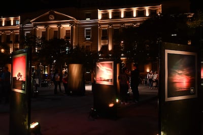 Unas 50 fotografías forman parte de la exposición del concurso "Atardecer en el Paraguay", que se puede visitar en la Plaza de la Democracia.