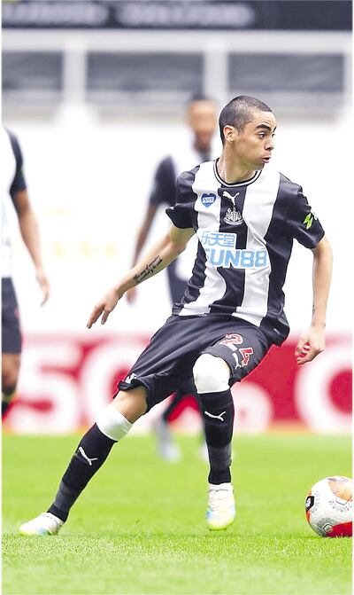 Miguel Ángel Almirón, en acción durante el partido de ayer en el St James’ Park. Fue reemplazado en el minuto 85.