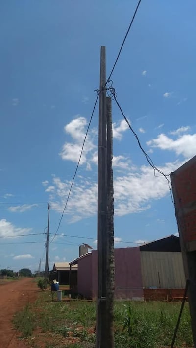 Los postes de hormigón armado sirven para el cambio de las antiguas columnas de palma.