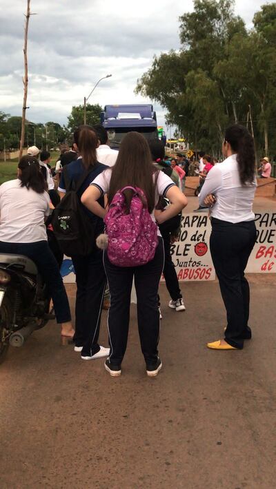 Alumnos y docentes varados en la ruta PY05 en la ciudad de Yby Yaú. (Foto gentileza).