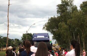Alumnos y docentes varados en la ruta PY05 en la ciudad de Yby Yaú. (Foto gentileza).