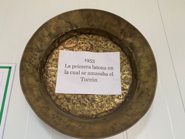 Latona en donde se amasaba el turrón, está hecha de casquillos de balas de la Guerra del Chaco.