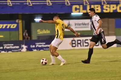 Raúl Bobadilla se prepara para rematar y anotar el tercero de Guaraní que, el domingo, juega ante Guaireña.