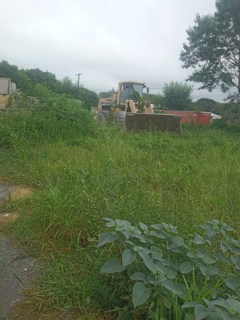 El yuyal se apodera de una pala cargadora de Vallemí, que está en estado de abandono.