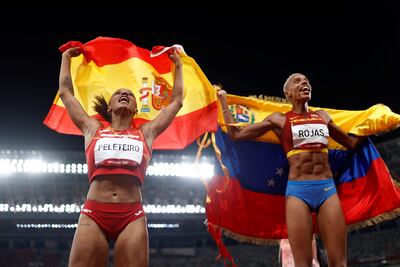 La venezolana Yulimar Rojas (d-oro) y la española Ana Peleteiro (i-bronce) celebran tras la final femenina de triple salto durante los Juegos Olímpicos 2020. Ambas comparten el mismo entrenador. En la pista son contrincantes y fuera de ellas son grandes amigas.