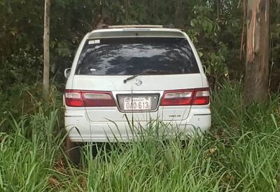 El automóvil fue encontrado en medio de una plantación de eucalipto.