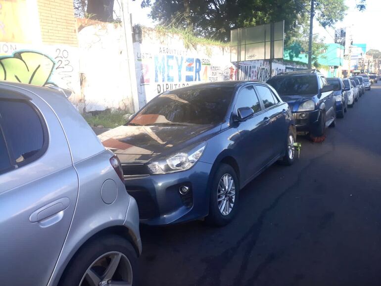 En caso de que un vehículo mal estacionado cause inconvenientes, se puede denunciar a los números habilitados.