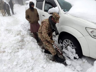 Una fotografía publicada por Inter Services Public Relations (ISPR) de Pakistán muestra a los soldados del ejército pakistaní participando en los trabajos de rescate después de que 16 turistas murieran en medio de fuertes nevadas en Murree, Pakistán, el 8 de enero de 2022.