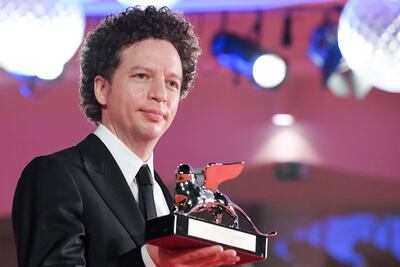 El director mexicano Michel Franco sosteniendo el León de Plata, ayer.