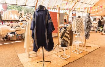 Ponchos en varios diseños habrá en la feria.