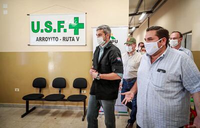 Mario Abdo (i) asistió ayer a la inauguración de la Unidad de Salud de la Familia (USF), en  Arroyito.