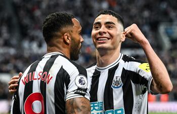 Miguel Almirón festeja con su compañero Callum Wilson tras finalizar el partido del Newcastle.