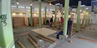 Obreros trabajando en la adecuación del Pabellón Taiwán de la Expo como albergue para cononacionales que deben hacer cuarentena.