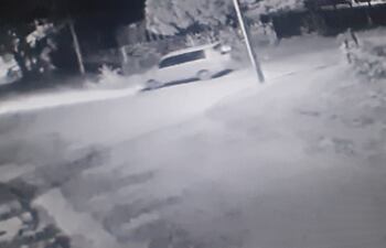 La camioneta que aparece en la cámara del circuito cerrado fue la que participó aparentemente en el intento de robo al gerente de Petropar, ubicado en el barrio Central.