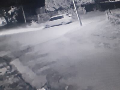 La camioneta que aparece en la cámara del circuito cerrado fue la que participó aparentemente en el intento de robo al gerente de Petropar, ubicado en el barrio Central.