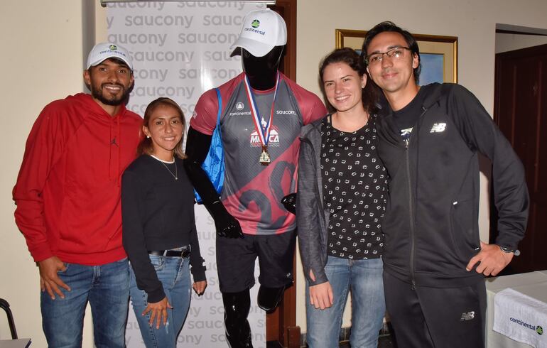 De izquierda a derecha los maratonistas Derlys Ayala (33 años), Fátima Romero (33), Santina Würth (26) y Carlos González (31).