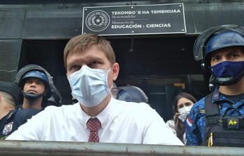 El titular del MEC, Juan Manuel Brunetti, salió ayer a dar unas palabras a los docentes y fue abucheado.