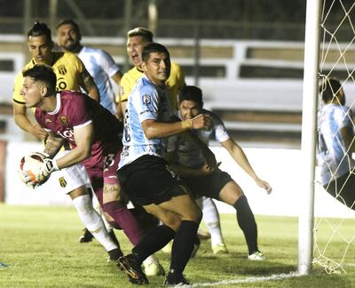El arquero aurinegro Gaspar Servio se adelanta en medio de la maraña de compañeros y rivales al gua’i Rosalino Toledo.