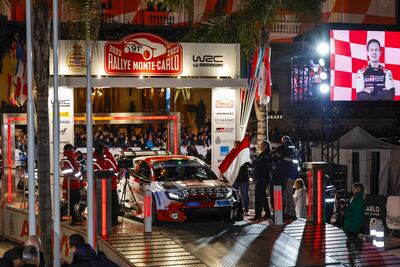Momento de la partida ceremonial del Toyota Yaris GR de Sébastien Ogier y Vincent Landais.