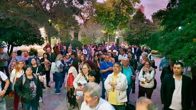 Los paraguayos, desde tempranas horas, ya se concentraron frente a la Escuela República del Paraguay en Buenos Aires.