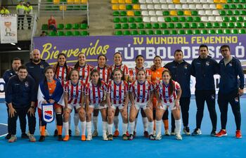 Plantel de Paraguay que se impuso por goleada ayer en su debut ante Perú en el mundial femenino de Fútbol de Salón.