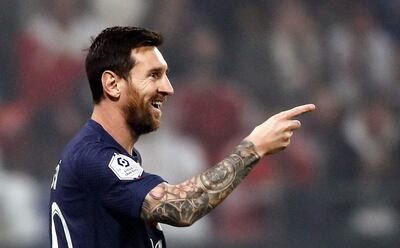 Lionel Messi del Paris Saint Germain celebra después de anotar la ventaja de 1-0 durante el partido de fútbol de la Ligue 1 francesa entre el Olympique Lyonnais y el Paris Saint-Germain (PSG) en Decines, cerca de Lyon, Francia, el 18 de septiembre de 2022.