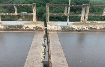 Peligrosa separación en el puente sobre el río Tebicuary en la ruta PY08.