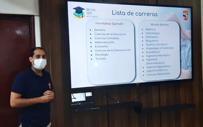 El jefe de Gabinete de la institución departamental, José Ayala Cambra, durante la presentación del programa de becas.