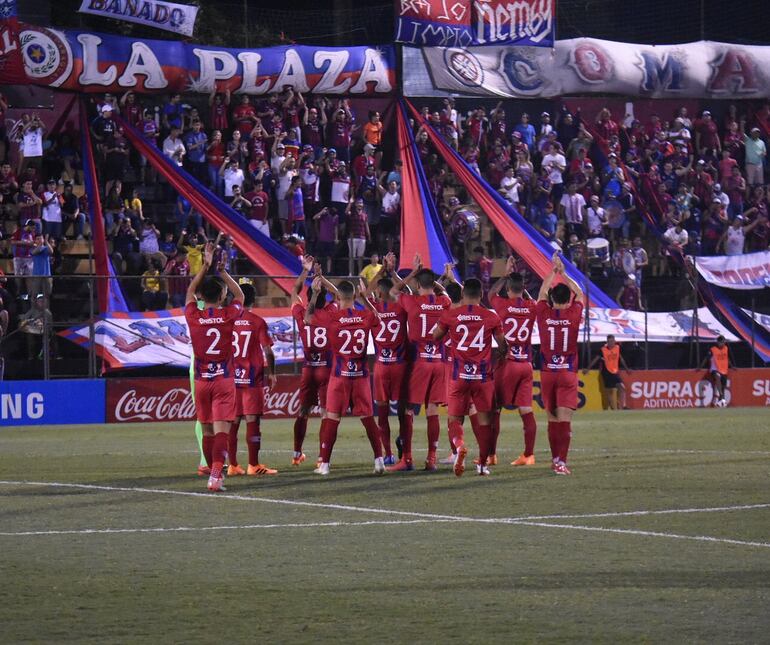 Fariña, con el 23 en la espalda, saludando a la hincha previo a su último juego con el Ciclón.