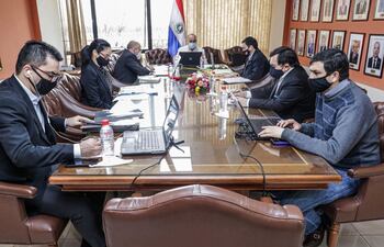 El titular del Senado Óscar Salomón y asesores se reunieron vía online con la Mesa Directiva.