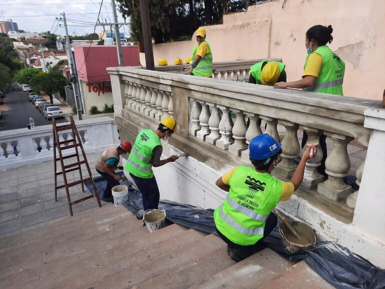 Culminó la restauración de la escalinata Los Leones, que llevó dos meses de trabajo entre su estudio e intervención.