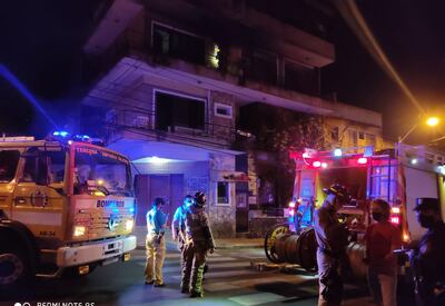 Bomberos intervienen en el sitio donde sucedió el incendio.