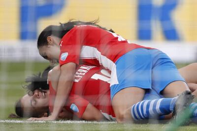 Jugadoras de Paraguay celebran un gol de Rebeca Fernández ante Bolivia hoy, en un partido del grupo A de la Copa América Femenina en el estadio Pascual Guerrero en Cali (Colombia).
