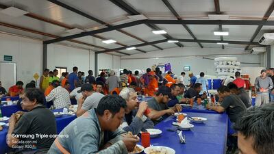 Aglomeración de obreros en el comedor causa preocupación.  Le temen a la propagación del coronavirus.