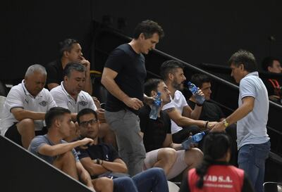 Guillermo (i) y Gustavo (d) Barros Schelotto, técnico y ayudante de la selección paraguaya, en el partido Libertad-Sportivo Luqueño en La Huerta.