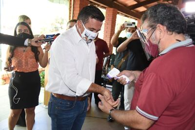 El ministro de Educación, Eduardo Petta, participando del simulacro de aplicación del protocolo de retorno seguro a las escuelas, en el colegio Ysaty