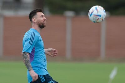 Lionel Messi observa un balón durante un entrenamiento del seleccionado argentino en el predio de la AFA en Ezeiza, provincia de Buenos Aires (Argentina). La actual campeona del mundo, la selección argentina, se entrena en casa por primera vez desde el título en Qatar 2022 y tras la llegada de todos los futbolistas convocados por Lionel Scaloni para los dos amistosos programados en esta fecha FIFA. Argentina enfrentará a Panamá, el jueves 23 en Buenos Aires, y a Curazao, el martes 28 en Santiago del Estero. EFE/ Juan Ignacio Roncoroni