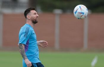 Lionel Messi observa un balón durante un entrenamiento del seleccionado argentino en el predio de la AFA en Ezeiza, provincia de Buenos Aires (Argentina). La actual campeona del mundo, la selección argentina, se entrena en casa por primera vez desde el título en Qatar 2022 y tras la llegada de todos los futbolistas convocados por Lionel Scaloni para los dos amistosos programados en esta fecha FIFA. Argentina enfrentará a Panamá, el jueves 23 en Buenos Aires, y a Curazao, el martes 28 en Santiago del Estero. EFE/ Juan Ignacio Roncoroni