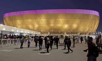 El estadio Lusail, en las afueras de Doha, es visitado por turistas. Será la sede la final del Mundial de Qatar 2022.