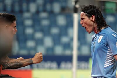 Edinson Cavani (d) de Uruguay celebra un gol ante Bolivia en un partido del grupo A de la Copa América en el estadio Arena Pantanal en Cuiabá (Brasil).
