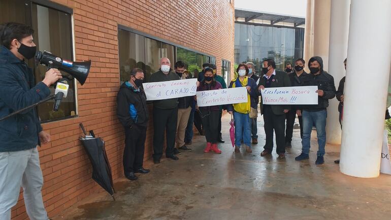 Los manifestantes exigen una reconsideración del proyecto.