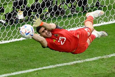 Emiliano Martínez bloquea el lanzamiento de Virgil van Dijk desde el punto penal.