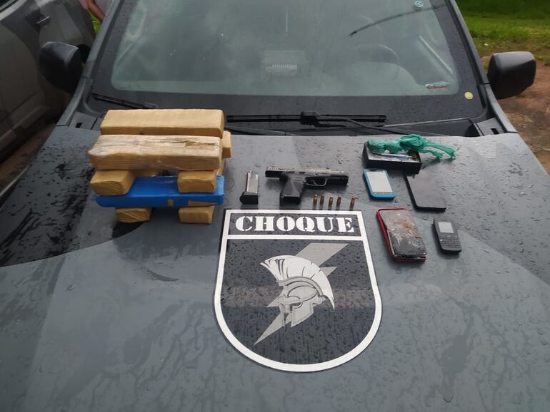 Pistola, proyectiles, varios paquetes de marihuana y celulares hallados en poder de los detenidos