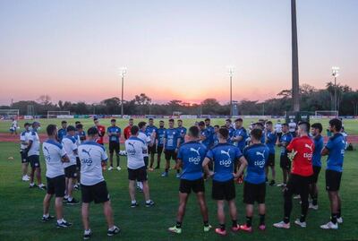 El único con kepis, el empresario chileno Aníbal Silva Streeter, en la charla de Eduardo Berizzo.