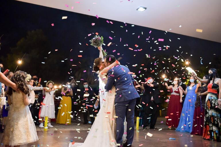 Así fueron recibidos los novios cuando ingresaron a la pista de baile.